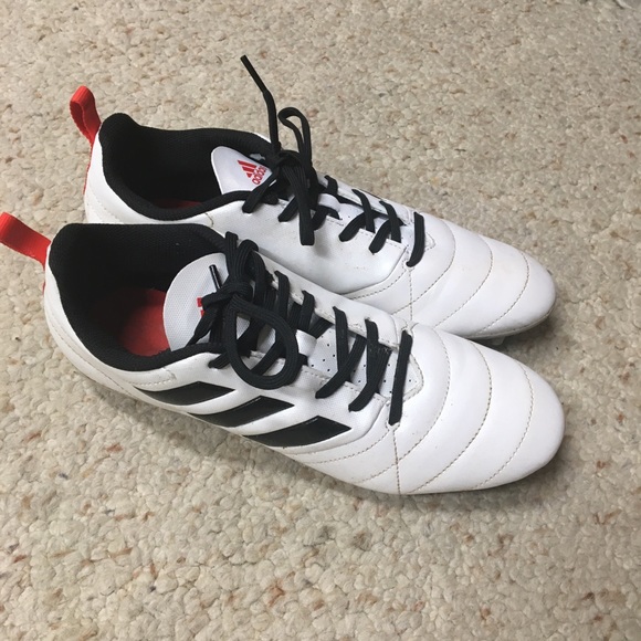 LIKE NEW SOCCER CLEATS - Picture 1 of 3